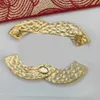 Ropa Traje Pin Broche de diseñador Marca de alta textura Alfileres de letras Broches de cobre Mujeres Incrustaciones de cristal Broche Joyería para fiesta de boda