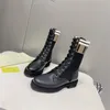 Botlar fends Martin Boot uyluk patik tasarımcısı kış moda son lüks altın f metal toka kadın ayakkabıları inek derisi düşük topuk dantel yukarı rou m9g3#