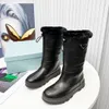 Botas de náilon acolchoadas com parte superior preta e cordão, forro de veludo acolchoado removível, bota triangular de metal esmaltado, botas de tornozelo com sola de borracha, botas de esqui de grife