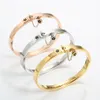 Conjunto de joyería de moda de lujo de acero inoxidable, brazalete dorado para mujer, pulsera con dije de flor, anillos para dedo para hombres y mujeres, conjunto de joyería Gift292w