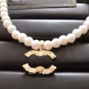 Luksusowe marki Designer Naszyjniki List Wisiorki Sławne mężczyźni kobiety Diamentowy naszyjnik 18K Gold Plated Choker Wiselant Pearl Chains Akcesoria Biżuteria Prezenty