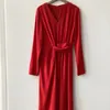 Lässige Kleider 2023 Frauen Rot oder Schwarz V-Ausschnitt Mittellanges Kleid Taille Krawatte Design Herbst Damen Temperament High Slim Langarm Robe