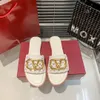 Designer Classic Brand Slippers Sandaler Luxury Room Mule Foam Runners Summer Slides Wear Cersatile Casual One Line Flat Bottom Net Red Beach Sandal