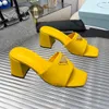 Designer Women High Heeled Sandals tofflor Chunky Heel Textured Leather Triangle Metal Logo Fashion Casual With Box och Dust Bag Size 35-43