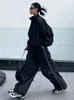 Qweek 90s vintage calças pretas define feminino y2k streetwear jaqueta oversize perna larga faixa calças gorpcore conjunto de duas peças treino 231228