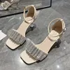 Sandálias strass plissado mulheres modernas verão fino salto alto sapatos de cristal bombas fivela cinto capa sandalias mujer 2023