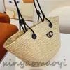 2024ss Totes Bolsa de paja Tejido liso Crochet Bordado Abierto Casual Tote Compartimento interior Dos correas delgadas Cuero Floral Moda Monedero