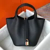 Famous designer, classic and popular solid color vegetable basket, fashionable handbag, color blocking bucket bag, metal lock accessories, women's shopping and dating