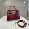 Cowhide Secondgeneration Mini Çantası Kadınlar için 2024 Yeni Modaya ve Gelişmiş Feel Çok yönlü bir Omuz Crossbody Küçük