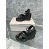 JC Jimmynessity Choo Custom hergestellte Sandalen hochwertige neue Schuhe Frauen Keil gefrorener Leder koreanische Version der wasserdichten Plattform dicker Boden