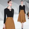 Vestidos de trabajo Diseño de lujo Runway Conjunto de dos piezas para mujer Negro de manga larga Cadena de metal Jersey Top Cintura alta Una línea Pliegues Traje de falda