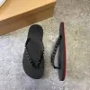 Yaz Sandal Açık Sıradan Ayakkabı Slayt Sandale Flip Flips Tasarımcı Düz ​​Kaydırıcılar Kadınlar Siyah Beyaz Perçin Ser Squep Mule Plaj Seyahat Anti Kayma Kauçuk Alt Kutu