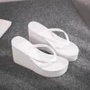 Chinelos 2024 sapatos de salto alto senhora casa plataforma slides baixo em uma cunha de borracha flip flops verão areia mulher doces cores