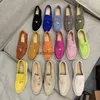 Designer loro sommar charms öppen walk casual skor kvinnor män sneakers läder mocka loafers rosa grön blå svart orange multicolour utomhus tränare