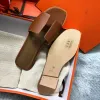 2024 Nuevas mujeres Zapatillas de goma Vintage Sandalia de cuero suave Mulas Carrera de verano Diseñadores Slide Sandale Zapato casual Zapato plano Zapatilla de deporte interior Mocasín Sliders Lady Tamaño 35-46