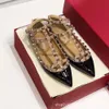 Vltn VT Designer Buty Flats Single Buty Pump Valenino Nit Rivet Flat Skórzane Obcasy Pieczniki Pieczniki Małe kołki duże sandały designerskie Slajdy z pudełkiem 452