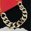 Orecchino da donna personalizzato in oro a cerchio pieno di diamanti V lettera Segno semplice orecchino a cerchio moda collana esagerata Designer 311Q