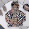 Ceketler 23SS Kids Ceket Sütçe Katlar Tasarım Kıyafetleri Kızlar Suntan Ceket Kid Kafesli Kapşonlu Fermuar Rüzgar Yemeği Büyük Bebek Damla Teslimat