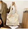 Einkaufstaschen ISKYBOB Frauen Plüsch Handtasche Mädchen Reisetasche Cartoon Schafe Design Große Kapazität Schulter 2024 Mode Winter