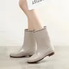 Estilo asiático tubo feminino antiderrapante botas de chuva pvc brilhante curso moda impermeável botas de chuva moda botas de água 231229