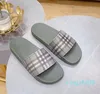 En kaliteli çiftler moda kauçuk tasarımcı slaytlar terlik sandaletler ayakkabı slayt yaz geniş ladys düz flip