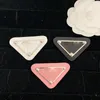 Designer Pra Candy Color Brooch Pins Temperament Letters Badge Clothes Bag Triangle Brosches smycken Presenttillbehör