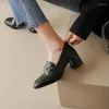 Zapatos de vestir Mocasines de tacón grueso con punta cuadrada para mujer Cadena Color sólido Cuero pequeño Slip-on Tacones altos Caminar