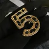 23ss Luxury Brand Gold Letter Designer Pin Spille per donna Uomo Rame Moda Spilla di perle di cristallo Piastra in oro Pin Gioielli per 3273