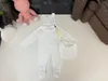 Varumärkesbarn Jumpsuits Doll Bear Pattern Print spädbarn Bodysuit Storlek 52-80 Designer Nyfödd baby tecknad hatt och halsduk DEC20