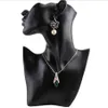 Zwarte hars materiaal elegante vrouwelijke mannequin voor mode ketting hanger buste sieraden display houder sieraden winkel display 21111281c