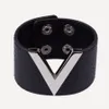 Designer pulseira pulseira europa crack legal pulseira de couro para mulheres v palavra larga estilo punk jóias macias