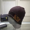 Cappello a cuffia di design con fascino nuovissimo Cappello classico lavorato a maglia per uomo e donna Autunno e inverno Cappello freddo ricamato in lana spessa calda Coppia Cappello da strada alla moda 4 colori