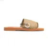 Diseñador Sandalias de lujo Mujeres famosas Woody Mule Diapositivas planas Zapatillas de lona Zapatos para mujer Fondo grueso Chanclas planas de verano rojas