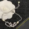 Bracelet de luxe en laiton de marque française classique, trèfle à deux lettres n ° 5, pendentif incrusté de strass, perle, matériau en laiton, bijoux de charme pour femmes, cadeau de mode pour sœur