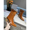 JC Jimmynessity Choo Talons de haute qualité Nouveau cuir vintage Chunky Hardware Trim Side Boots Boots Boots Boots Pointed Womens Boots Designer Shoes Factory