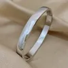 Bangle Simple Trendy rostfritt stål fasta armband för kvinnor vattentäta smycken minimalistisk slät rund guld silver färg armband