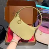 Diseñadores Bolsas Mujeres Lujo Mini Media Luna Bolsa de Hombro Bolsos de Moda Lady Cuero Genuino Bolsa de Axila En Relieve Carta Floral Monederos Pochette Crossbody Wallet