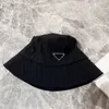 Kadın tasarımcı kova şapkası p lüks geniş ağzı şapkalar üçgen balıkçı şapkalar siyah beyaz tekne kapağı moda balıkçılar şapka gündelik kapaklar açık şapka