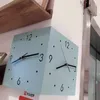 Wanduhren Hängende Lichtuhr Modernes Schlafzimmer Niedliches Acryl Einfache Art und Weise Glasbatterie Reloj De Pared Raumdekoration