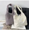 Einkaufstaschen ISKYBOB Frauen Plüsch Handtasche Mädchen Reisetasche Cartoon Schafe Design Große Kapazität Schulter 2024 Mode Winter