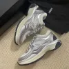 Toppkvalitet guld silver sneaker lyxdesigner skor mode läder kanal utomhus resor casual skor män kvinnor tennis låg vandring run lady lader tränare tränare