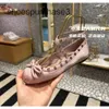 Girls Shoes Stud Ballerina Dress Female Fashion Satin New Shoe Lady Rabbit Girl Valentionnz Designer Flats Riveted Lace Ballet Flat Soft 2024 Top Quality TG80