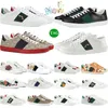 أحذية مصممة للرجال الفاخرة الكلاسيكية Ace Leather Sneakers Bee مطرزة Loafer Snake Flower Flower Spikes مرصعة القلوب المحببة بفرقة بيضاء للمدربين غير الرسميين