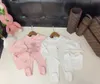 New Kids Jumpsuits Doll Bear Pattern Print spädbarn Bodysuit Storlek 52-80 Designer Nyfödd baby tecknad hatt och halsduk DEC20