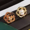 Flower Pearl Letter Designer Kolczyki Marka Stunki Ear Mężczyzny Kobiety 18K złoty plisowany stal ze stali nierdzewnej Wysokiej jakości urok kryształowy kolczyk urodzinowy prezenty biżuterii