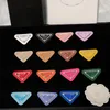 Designer Pra Candy Color Brooch Pins Temperament Letters Badge Clothes Bag Triangle Brosches smycken Presenttillbehör