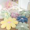 柔らかい色のふわふわの花の枕ぬいぐるみのぬいぐるみ