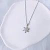 Collane con ciondolo Collana di fiocchi di neve bianchi scintillanti alla moda delicata per le donne Regali eleganti di gioielli per feste di nozze di lusso