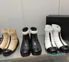 Nuevas botas de tobillo de motocicleta para mujer, piel de becerro brillante, Beige oscuro, botines con flecos negros, cordones con hebilla, zapatos casuales de invierno de diseñador de lujo