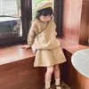 Set di abbigliamento Set per bambini Ragazze Maglione stile retrò Maglieria Stagione autunnale Gonna cappotto ispessimento a righe Due pezzi